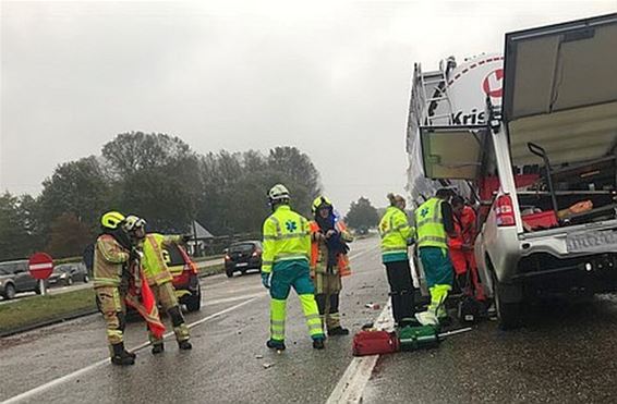 Auto rijdt in op geparkeerde tankoplegger - Neerpelt