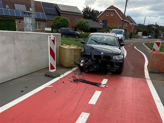 Auto rijdt zich vast aan fietsbrug Zandstraat - Beringen