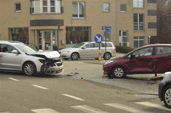 Auto's botsen: bestuurster gekneld - Beringen