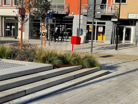 Auto's rijden van trappen op nieuwe marktplein - Beringen