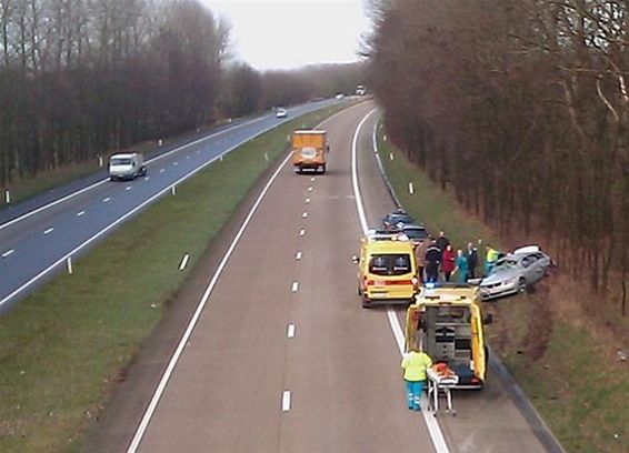 Auto tegen brugpijler - Overpelt