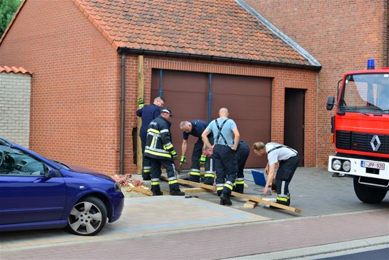 Auto tegen huisgevel - Beringen