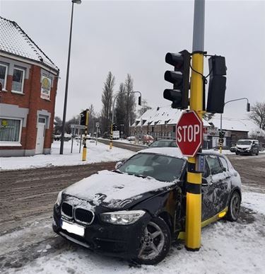 Auto tegen verkeerslicht - Lommel