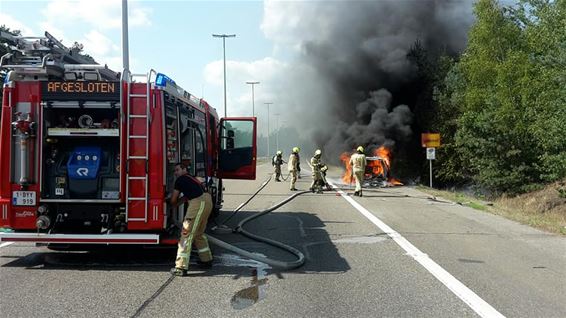 Auto uitgebrand langs N71 - Lommel