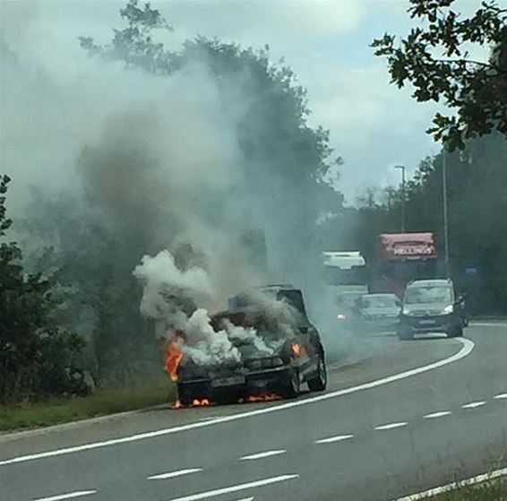 Auto uitgebrand op N74 - Lommel