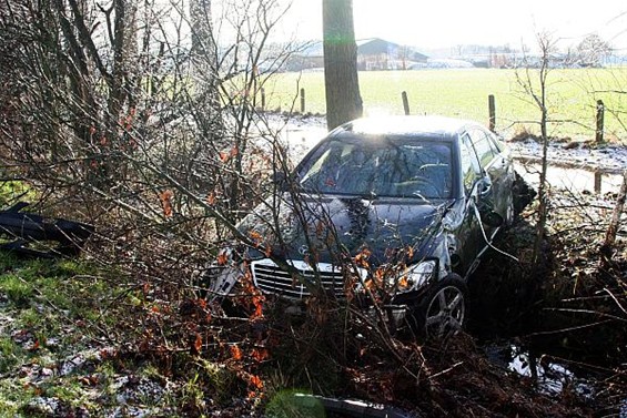 Auto van de weg in hagelbui - Overpelt