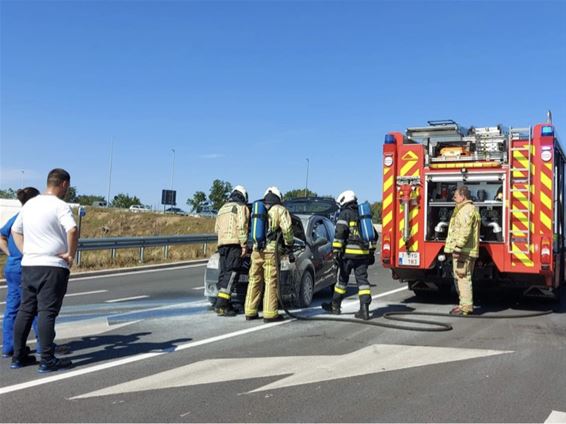 Auto vat vuur op de Beringse brug - Beringen