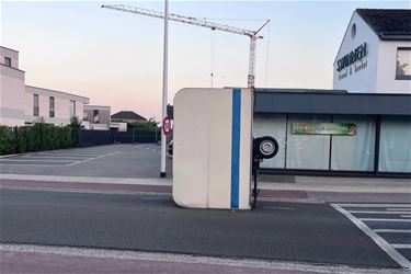 Auto verliest caravan - Lommel
