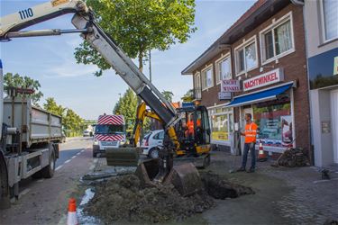 Auto zakt in gat door lek in waterleiding - Beringen