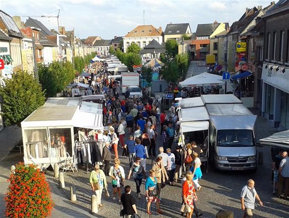 Avondmarkt trekt duizenden bezoekers - Peer