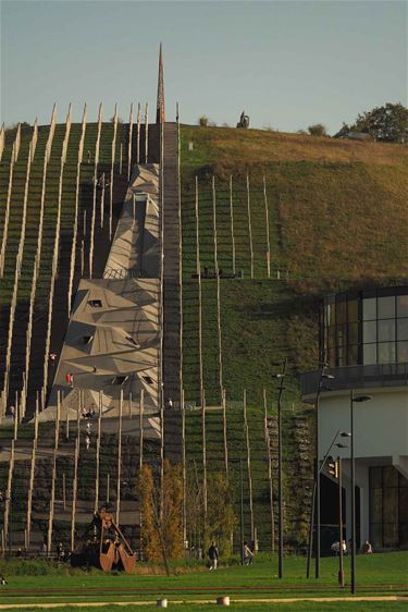 Avonturenberg met mast - Beringen