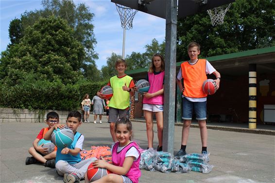 Basketballen en hesjes voor scholengemeenschap PIT - Beringen