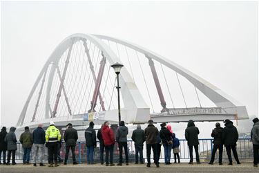 Bedenking bij het volk tijdens plaatsen brug - Beringen