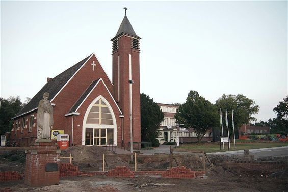 Beeld van pater Eymard op pleintje bij kerk - Lommel