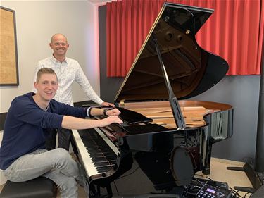 Pelt - Beiaard en piano spelen Belpop