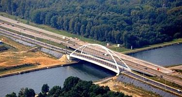 Belijning richting brug wordt aangepast - Houthalen-Helchteren