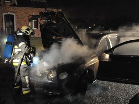 Bentley uitgebrand in de Molenstraat - Neerpelt