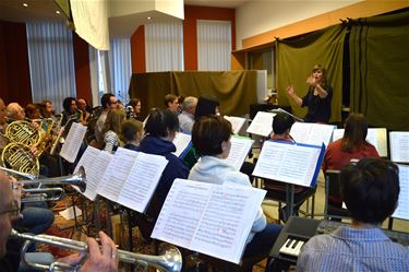 Beringse harmonie repeteert voor wereldreis - Beringen