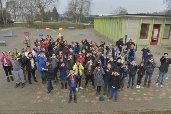 Beringse scholen kijken naar de eclips - Beringen