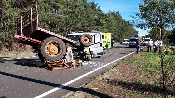 Bestelwagen achter op tractor: twee gewonden - Lommel