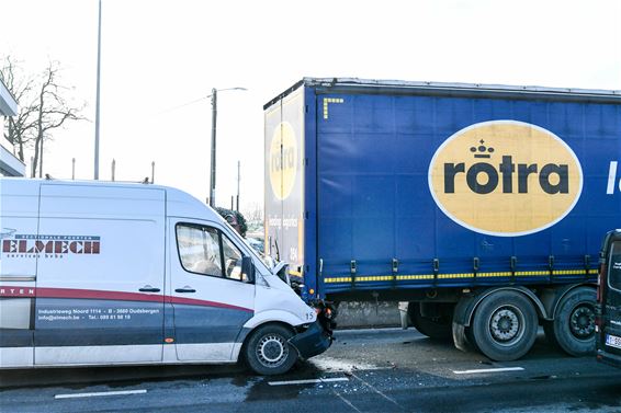 Bestelwagen knalt op vrachtwagen - Beringen