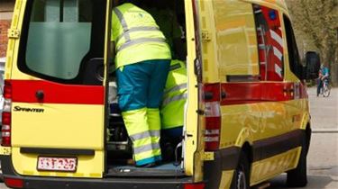 Bestelwagen vliegt over rotonde en gaat over kop - Lommel