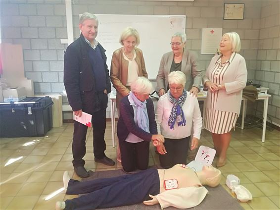 Bestuur Neos leert defibrillator gebruiken - Lommel