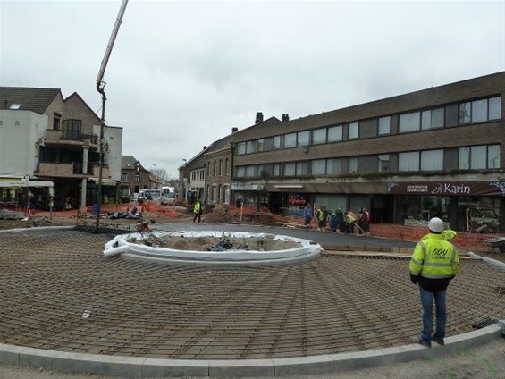 Beton op nieuwe rotonde - Neerpelt