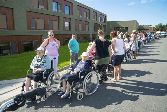 Bewoners van Hoevezavel en Kapittelhof naar kerk - Lommel