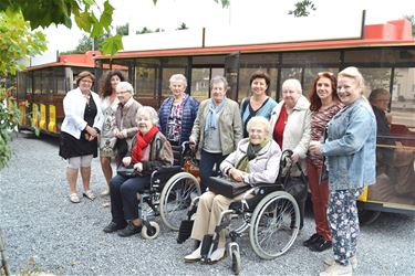 Bewoners De Bekelaar op treintje - Lommel