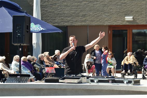 Bewoners Hoevezavel genieten van concert - Lommel