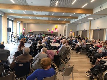 Bewoners zorgcentrum dansen nieuwe zaal in - Beringen