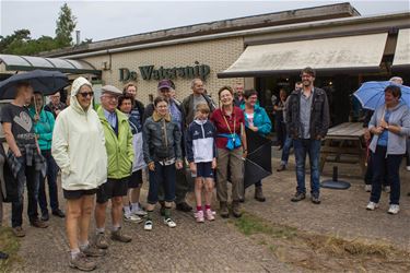 Bezoekers smaken kruidenwandeling - Beringen