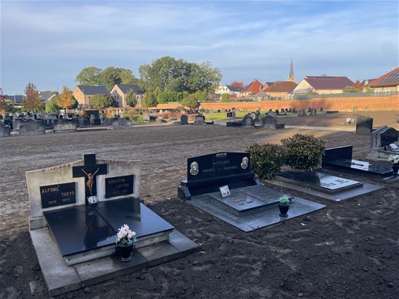 Bijna 1000 graven geruimd in Paal - Beringen