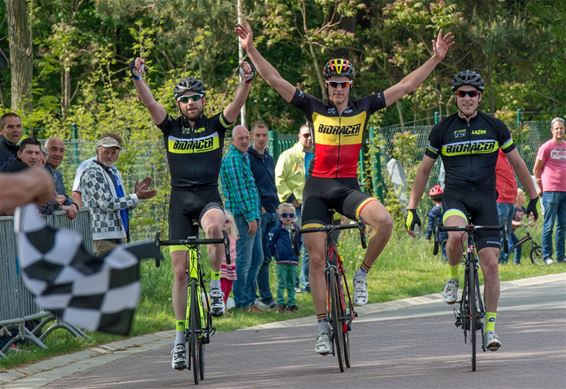 Samen over de meet in kermiskoers Holheide - Overpelt