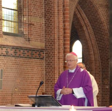 Bisschop bidt nieuwe Onze Vader - Hamont-Achel