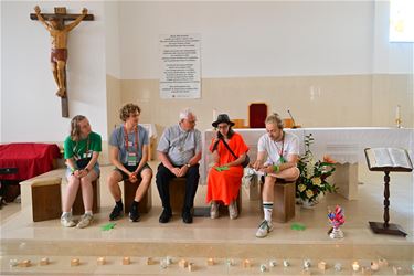 Bisschop in dialoog met jongeren