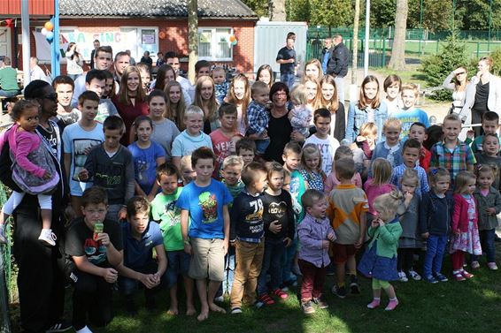 Bloemen van 'haar' kinderen voor Yvonne - Neerpelt