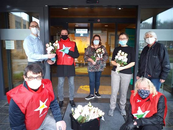 Bloemen voor 'helden van de zorg' - Beringen