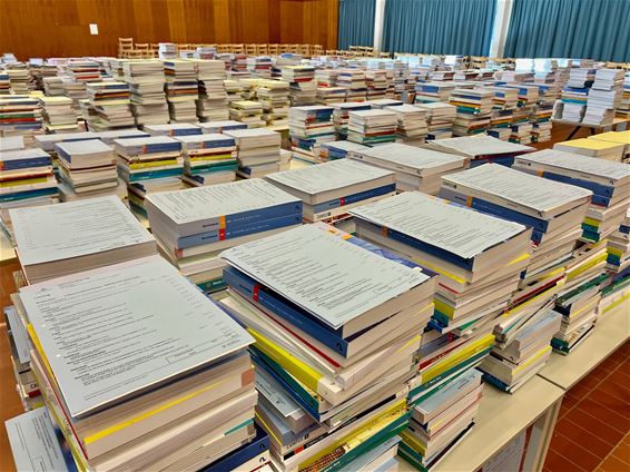 Boeken voor het nieuwe schooljaar liggen klaar - Beringen
