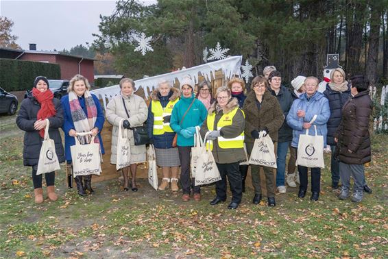 Bomen 'aangekleed' met 600 bollen garen - Lommel