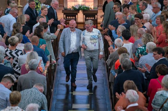 Bomvolle kerk voor Peter en Koen - Lommel