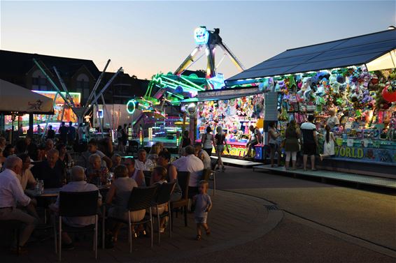 Bomvolle terrassen bij Paal kermis - Beringen