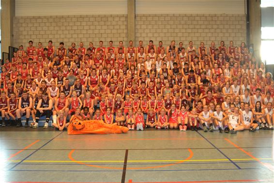 Bomvolle tribunes voor startdag Basket Lommel - Lommel