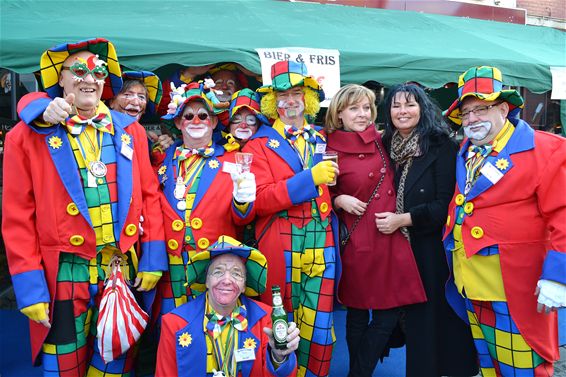 Bonte carnavalstoet trekt veel volk - Lommel