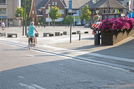 Boordsteen aan gemeentehuis wordt vervangen - Overpelt