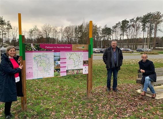 Bord met fietsroutes op parking Lupinestraat - Hechtel-Eksel