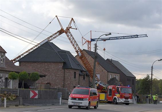 Bouwkraan kantelt aan Astridlaan - Pelt