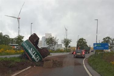 Bouwkraan valt van oplegger - Beringen