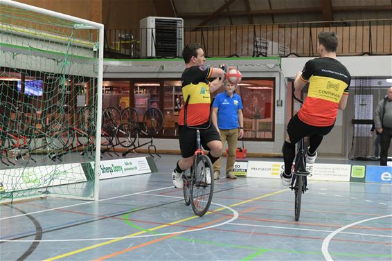 Brecht en Niels starten sterk aan BK cyclobal - Beringen